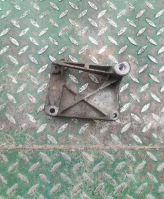 BMW 5 E60 E61 Engine mounting bracket 6761117