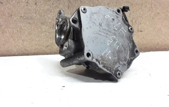 Volkswagen Golf VI Vacuum pump 06J145100C