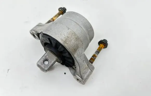 Maserati Ghibli Engine mount bracket 670038978 06700389780