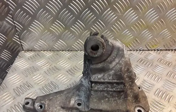 Mercedes-Benz S W220 Engine mounting bracket