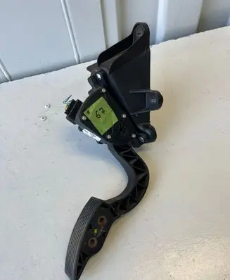 Hyundai Sonata Accelerator throttle pedal 327263L200