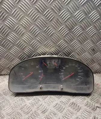 Volkswagen PASSAT B5 Speedometer (instrument cluster) 110008919