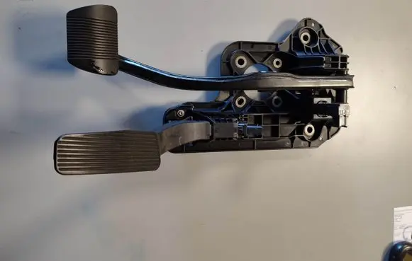 Chrysler Pacifica Pedal assembly P04581676AC 93446300 309810255