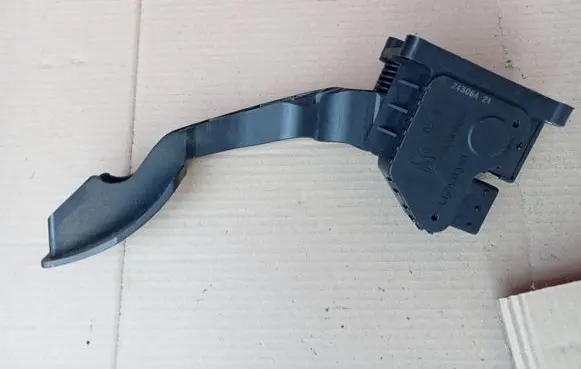 Opel Corsa D Accelerator throttle pedal 55702020 B720 55762020
