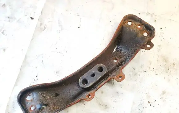 Subaru Legacy Engine mounting bracket