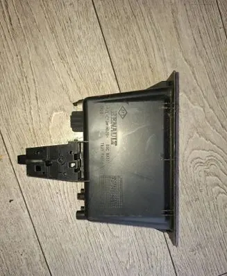 Renault Trafic III (X82) Dashboard storage box/compartment 684750562R