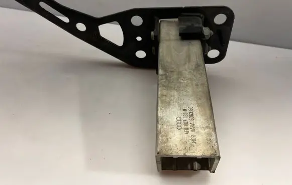 Audi A6 S6 C6 4F Front bumper mounting bracket 4F0807133 4F0805499