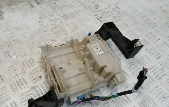 Citroen C1 Fuse module 827300H030A 5B052804