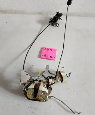 Toyota Yaris Front door lock 011213