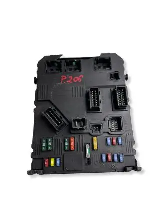 Peugeot 206 Fuse module 9653667580 BSIE0100 S118085320E
