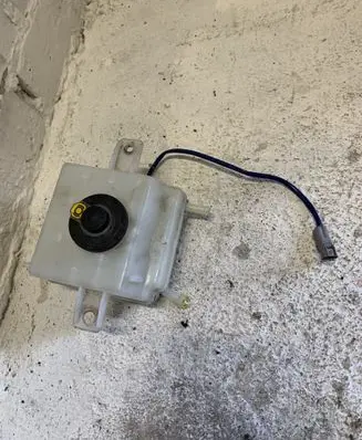 Brake fluid reservoir