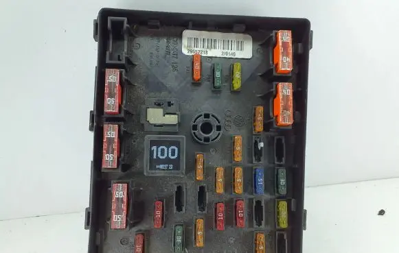 Volkswagen PASSAT B6 Fuse box set 3C0937125 63592777