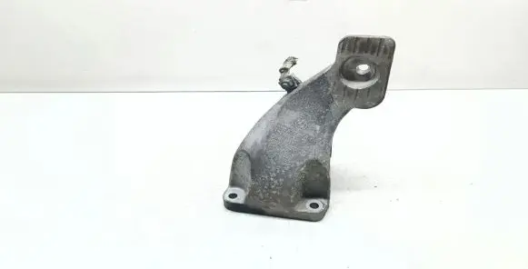 Engine mounting bracket
