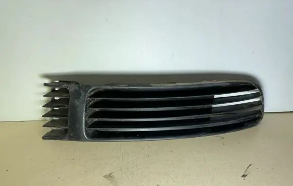 Volkswagen PASSAT B5 Front bumper lower grill 3B0853678