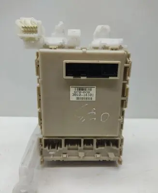 Toyota Avensis T270 Fuse module 8273005C80 391014101
