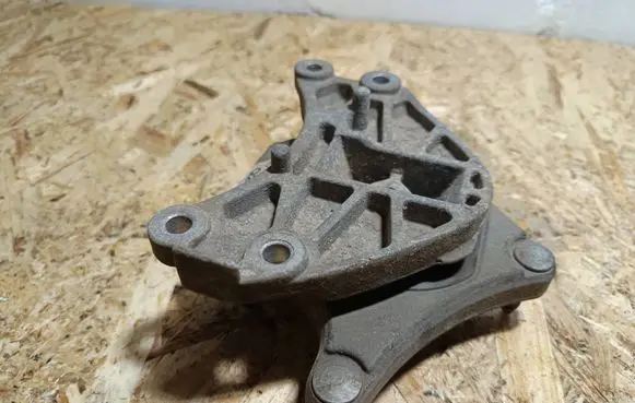 Mercedes-Benz CLS C218 X218 Gearbox mounting bracket A2042400618 3318247