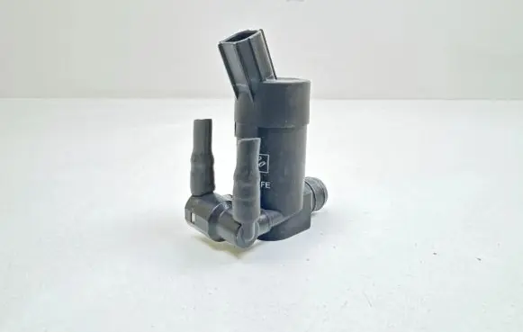 Ford C-MAX I Windscreen/windshield washer pump 1S7117K624FE T655C