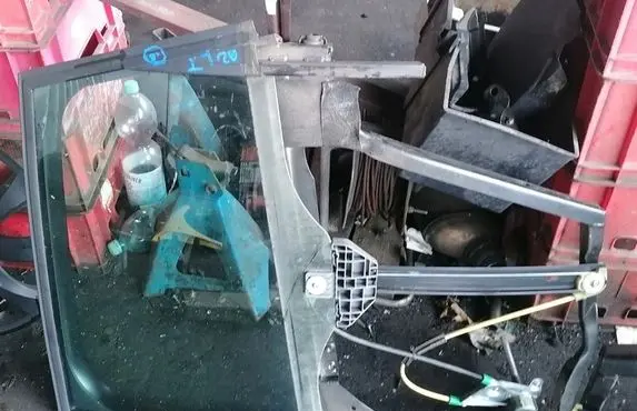 Audi A2 Sliding door window/glass 