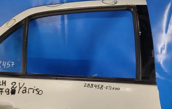 Toyota Yaris Front windscreen/windshield window 