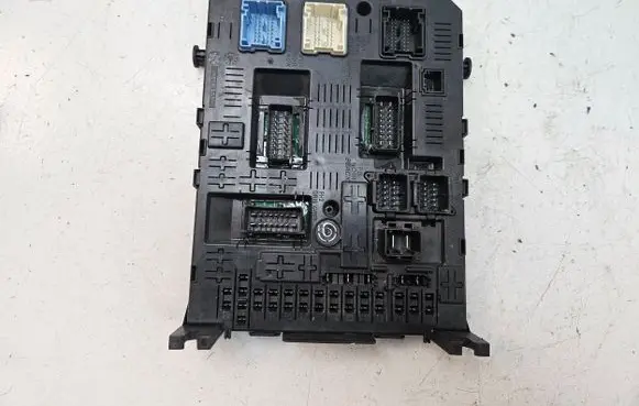 Peugeot 3008 I Fuse module 9678476880
