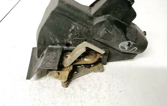 Mercedes-Benz C W202 Rear door lock 2027300635 2027330408