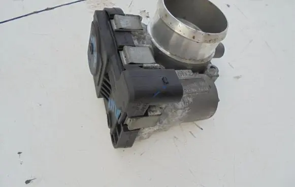 Volkswagen Golf V Throttle valve 03C133062D