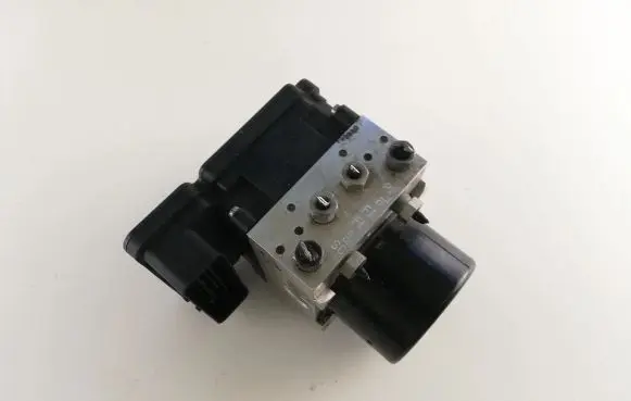 Volvo V70 ABS Pump 30681619 KL1581