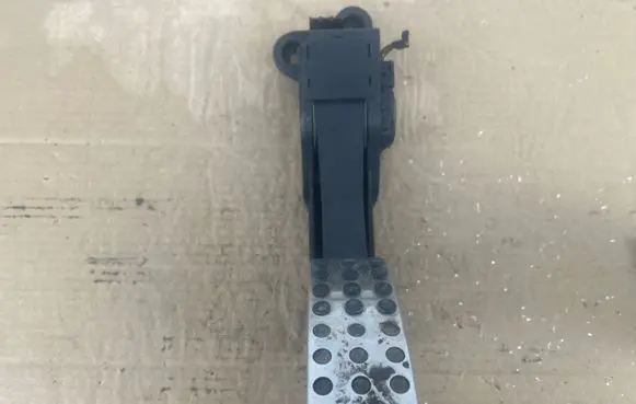Mercedes-Benz ML W164 Accelerator throttle pedal A1643000104 1040 ZGS007