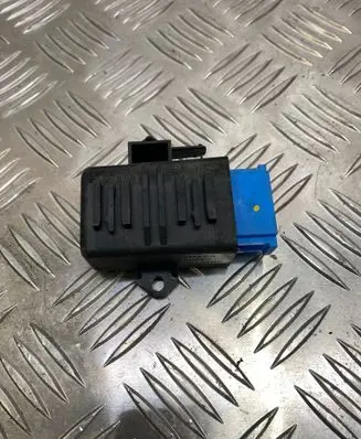 Volkswagen Jetta VI Seat heating relay 5K0959772A