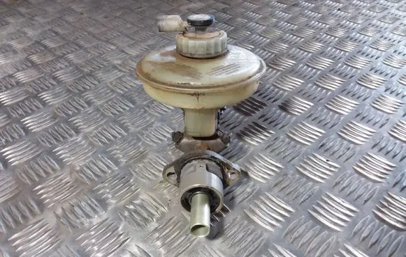Volkswagen Caddy Master brake cylinder 21026499 6K1611301
