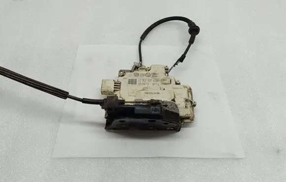 Volkswagen PASSAT B6 Front door lock 3C2837015A