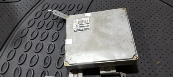 Nissan Terrano Engine control unit/module 237100f300 mecm-t930