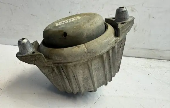 Mercedes-Benz CLS C218 X218 Engine mount bracket A2042406017Q1