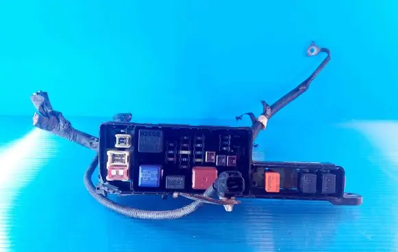 Toyota Avensis T220 Fuse module 8272005010