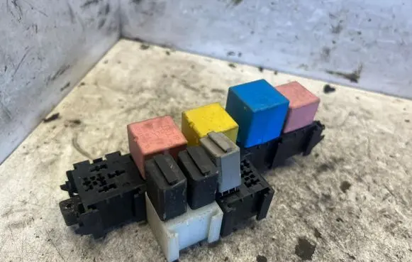 Renault Master II Fuse module 7703297572