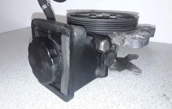 BMW 5 E39 Power steering pump 1095749 2247599