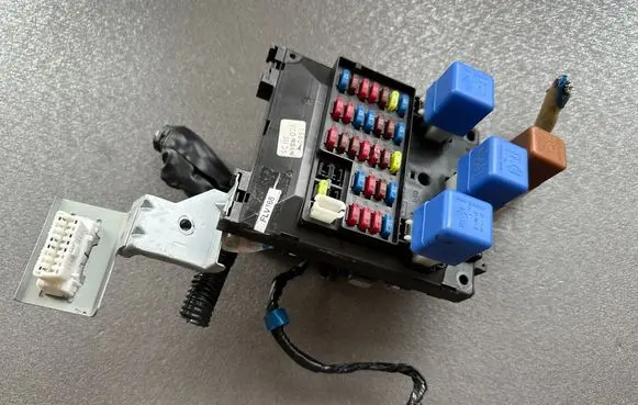 Nissan Patrol Y61 Fuse module 24350VC000