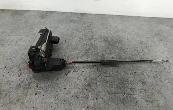 Opel Astra H Rear door lock 13210739