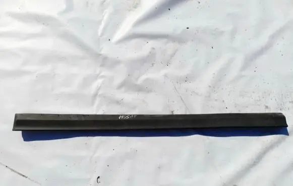 Volkswagen PASSAT B4 Front door trim (molding) 3A0853516