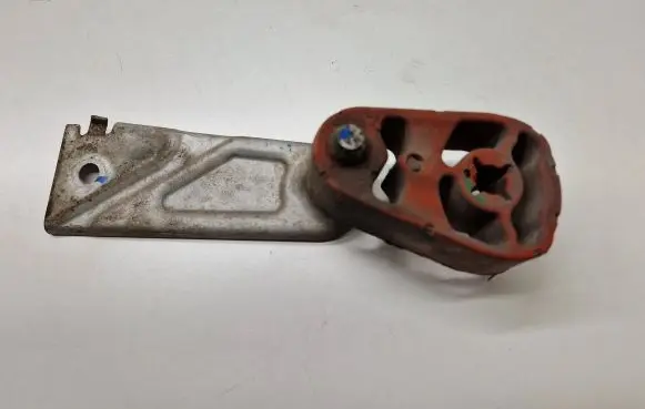 BMW X5 F15 Muffler mount bracket/holder 7576352