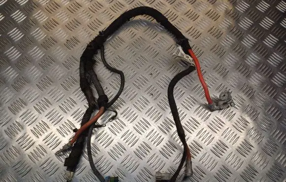Opel Astra H Positive cable (battery) 55562101