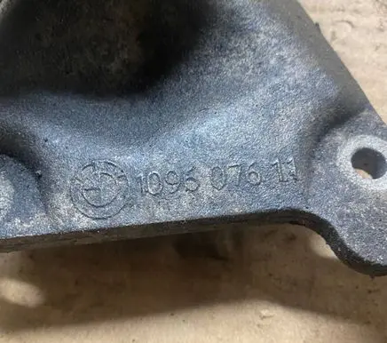 BMW 5 E39 Engine mounting bracket 109607611