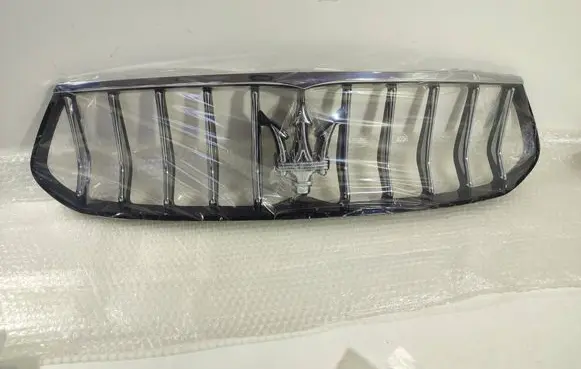 Maserati Ghibli Front bumper upper radiator grill 673008187