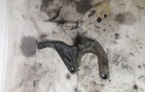 Volvo XC90 Engine mounting bracket 30735708