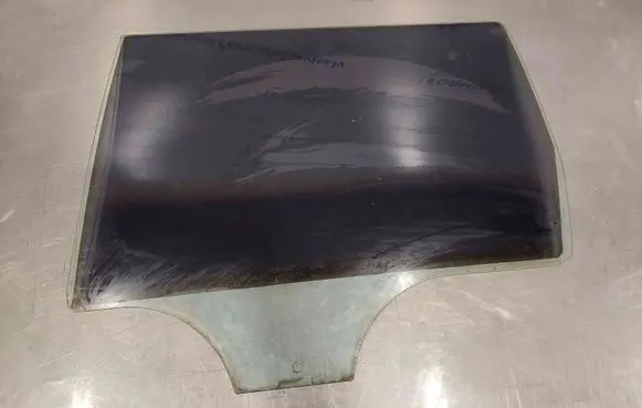 Volkswagen PASSAT B6 Rear door window glass 43R00081