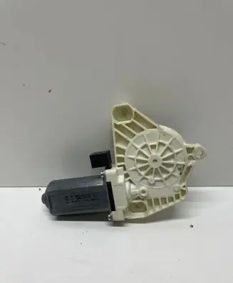 Volkswagen PASSAT B8 Front door window regulator motor 5Q4959802B 1036C47781101
