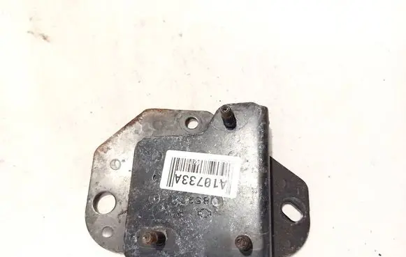 Front bumper mounting bracket