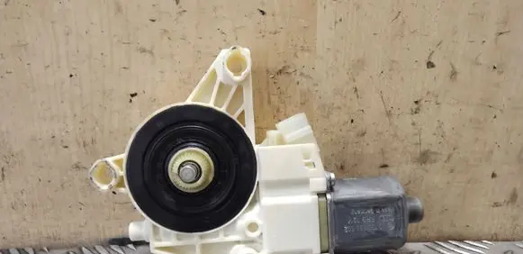 Mercedes-Benz E W212 Front door window regulator motor A2048200242 0130822502