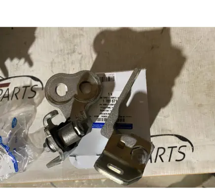 Ford Focus Front door lower hinge 1781671 1879656 CP9Z1722800A
