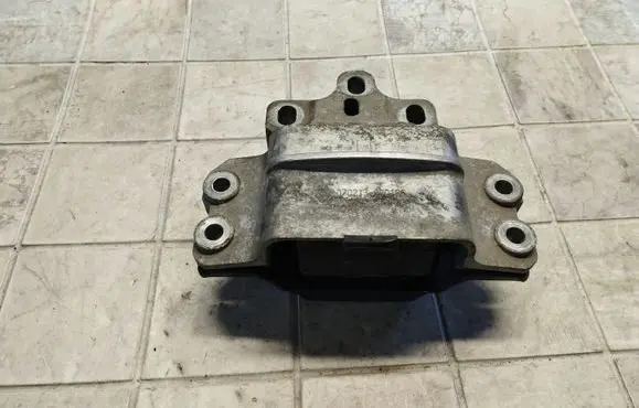 Volkswagen PASSAT B6 Engine mount bracket 3C0199555 65400 MP4736